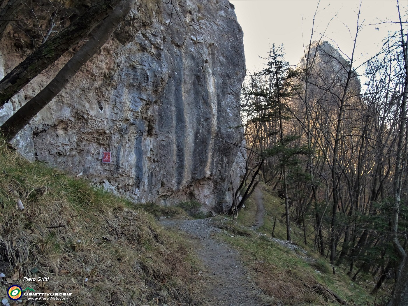 26 Sotto le pareti rocciose della Corna Maria...area vestizione per Ferrata-Il Nido dei Santacroce .JPG